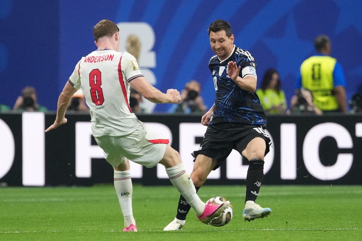 AMDEP8755. ATLANTA (ESTADOS UNIDOS), 15/07/2026.- Elliot Anderson (i) de Inglaterra disputa el balón con Lionel Messi de Argentina este miércoles, en el partido de semifinales del Mundial de la FIFA 2026 entre Inglaterra y Argentina en el estadio Mercedes-Benz en Atlanta (Estados Unidos). EFE/ Octavio Guzmán