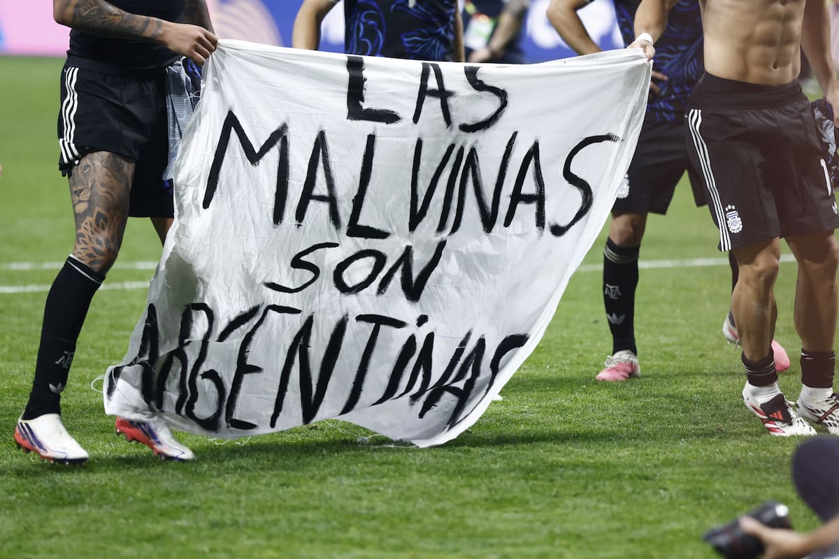 FOTODELDÍA EPA6968. ATLANTA (UNITED STATES), 15/07/2026.- Jugadores de Argentina sostienen una pancarta mientras celebran su victoria este miércoles, en el partido de semifinales de la Copa Mundial de la FIFA 2026 entre Inglaterra y Argentina en el estadio Mercedes-Benz en Atlanta (EE.UU.). EFE/ Will Oliver