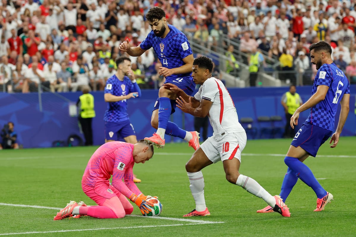 GR3464. DALLAS (ESTADOS UNIDOS), 17/06/2026.- Jordan Pickford (i-abajo) y Jude Bellingham (c) de Inglaterra disputa el balón con Josko Gvardiol (arriba) de Croacia este miércoles, en un partido del grupo L del Mundial de la FIFA 2026 entre Inglaterra y Croacia en el estadio AT&T en Dallas (EE.UU.). EFE/ Mariscal