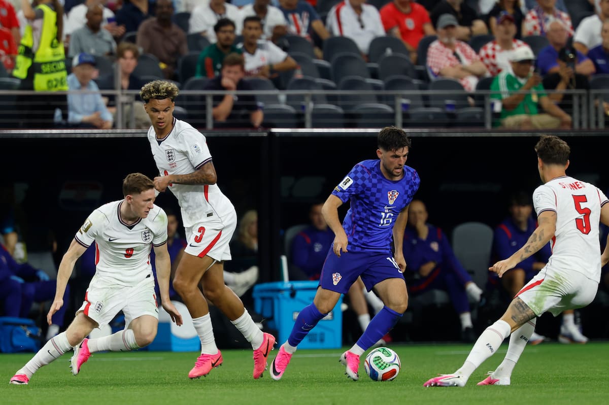 GR4077. DALLAS (ESTADOS UNIDOS), 17/06/2026.- John Stones (d) de Inglaterra disputa el balón con Martin Baturina (c) de Croacia este miércoles, en un partido del grupo L del Mundial de la FIFA 2026 entre Inglaterra y Croacia en el estadio AT&T en Dallas (EE.UU.). EFE/ Mariscal