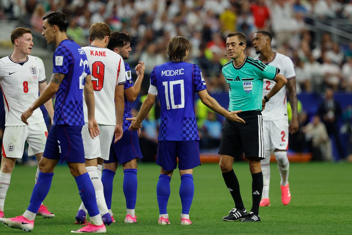GR3481. DALLAS (ESTADOS UNIDOS), 17/06/2026.- El árbitro francés Clément Turpin (d) habla con Luka Modric de Croacia este miércoles, en un partido del grupo L del Mundial de la FIFA 2026 entre Inglaterra y Croacia en el estadio AT&T en Dallas (EE.UU.). EFE/ Mariscal