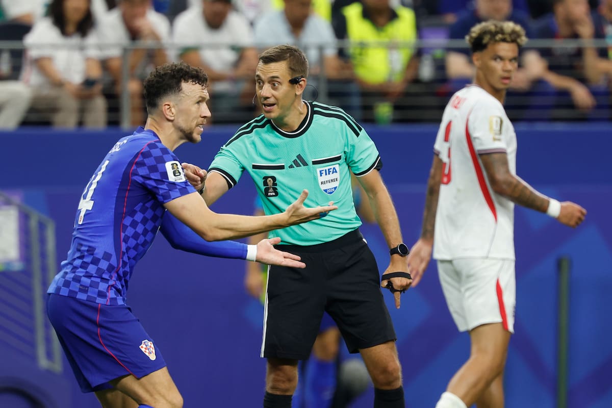 GR4035. DALLAS (ESTADOS UNIDOS), 17/06/2026.- El árbitro francés Clément Turpin (c) habla con Ivan Perisic de Croacia este miércoles, en un partido del grupo L del Mundial de la FIFA 2026 entre Inglaterra y Croacia en el estadio AT&T en Dallas (EE.UU.). EFE/ Mariscal