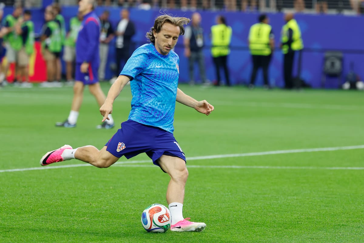 GR3403. DALLAS (ESTADOS UNIDOS), 17/06/2026.- Luka Modric de Croacia calienta este miércoles, previo a un partido del grupo L del Mundial de la FIFA 2026 entre Inglaterra y Croacia en el estadio AT&T en Dallas (EE.UU.). EFE/ Mariscal