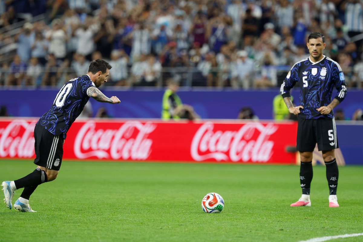 GR7448. DALLAS (ESTADOS UNIDOS), 27/06/2026.- Lionel Messi de Argentina patea un tiro libre este sábado, en un partido del grupo F del Mundial de la FIFA 2026 entre Jordania y Argentina en el estadio AT&T Stadium en Dallas (EE.UU.). EFE/ Mariscal
