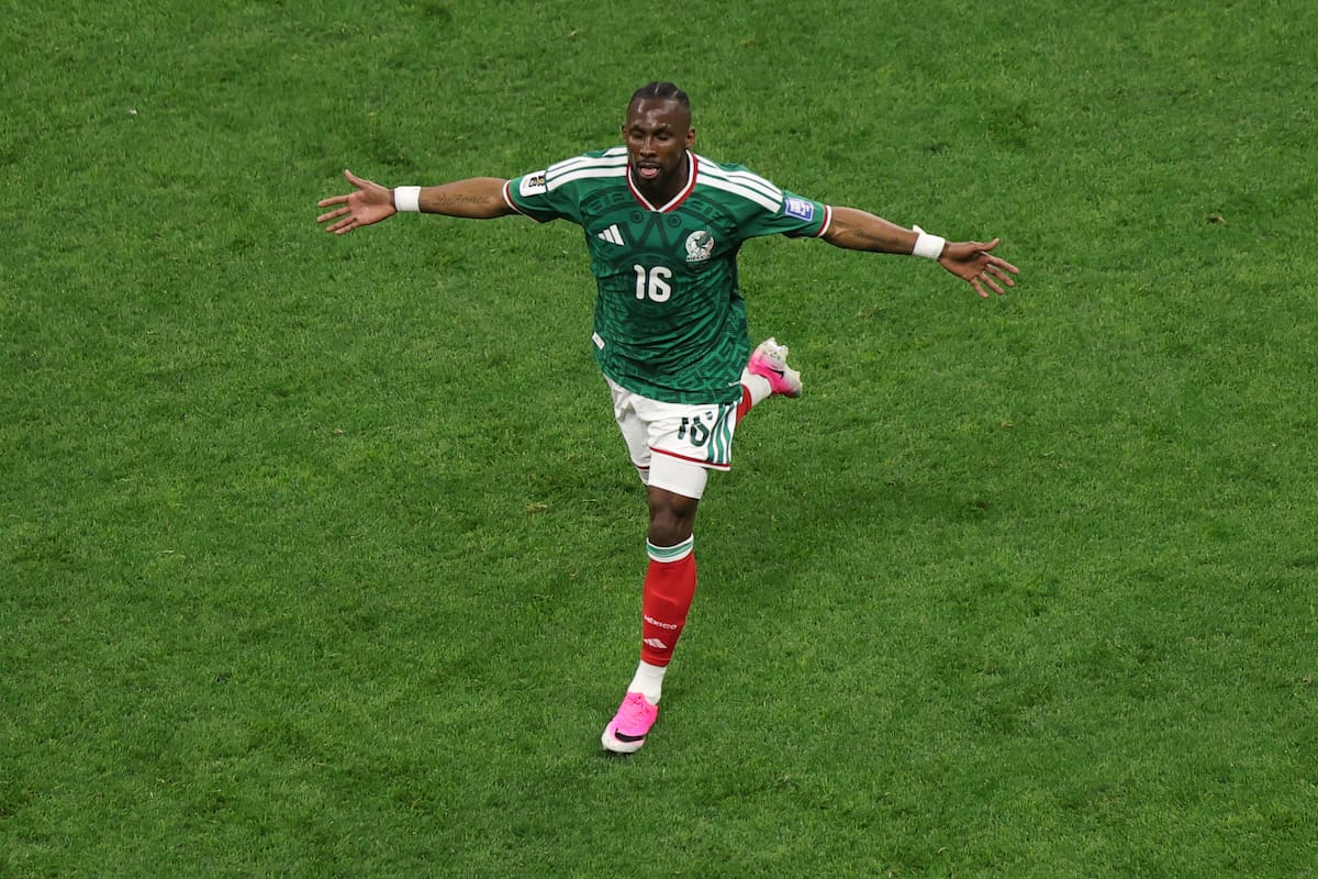 GR3041. CIUDAD DE MÉXICO (MÉXICO), 30/06/2026.- Julián Quiñones de México celebra un gol este martes, en un partido de los dieciseisavos de final del Mundial de la FIFA 2026 entre México y Ecuador en el estadio Azteca?, en Ciudad de México (México). EFE/ Isaac Esquivel