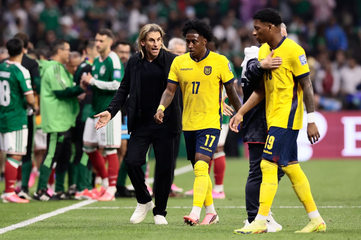 GR3234. CIUDAD DE MÉXICO (MÉXICO), 30/06/2026.- El seleccionador de Ecuador Sebastián Beccacece habla con Angelo Preciado (c) este martes, en un partido de los dieciseisavos de final de la FIFA 2026 entre México y Ecuador, en el estadio Azteca en la Ciudad de México (México). EFE/ José Méndez