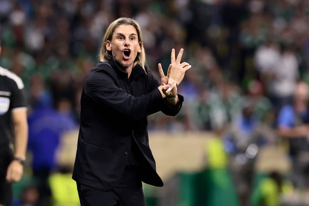 GR3153. CIUDAD DE MÉXICO (MÉXICO), 30/06/2026.- El seleccionador de Ecuador Sebastian Beccacece dirige este martes, en el partido de los dieciseisavos de final del Mundial de la FIFA 2026 entre México y Ecuador, en el estadio Azteca ?en Ciudad de México (México). EFE/ José Méndez