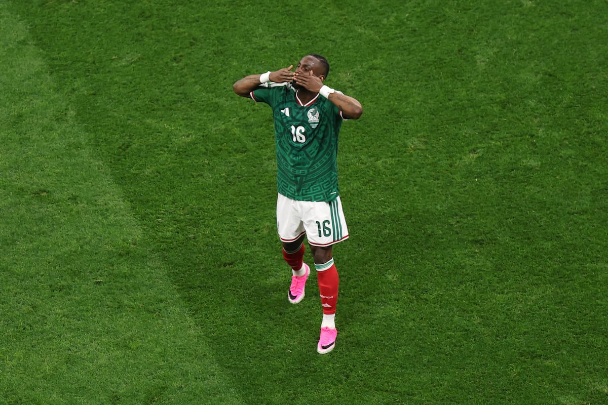 GR3041. CIUDAD DE MÉXICO (MÉXICO), 30/06/2026.- Julián Quiñones de México celebra un gol este martes, en un partido de los dieciseisavos de final del Mundial de la FIFA 2026 entre México y Ecuador en el estadio Azteca?, en Ciudad de México (México). EFE/ Isaac Esquivel