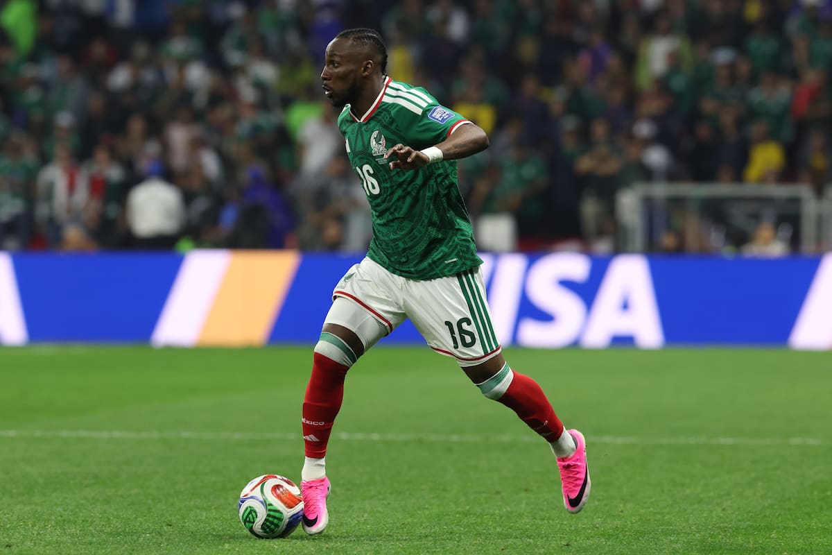 GR3230. CIUDAD DE MÉXICO (MÉXICO), 30/06/2026.- Julián Quiñones de México controla un balón este martes, en un partido de los dieciseisavos de final del Mundial de la FIFA 2026 entre México y Ecuador en el estadio Azteca?, en Ciudad de México (México). EFE/ Alex Cruz