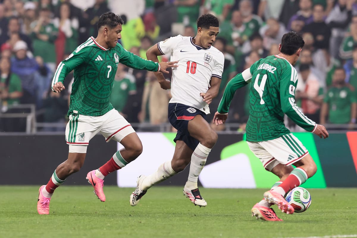 GR1152. CIUDAD DE MÉXICO (MÉXICO), 05/07/2026.- Luis Romo (i) de México disputa el balón con Jude Bellingham (c) de Inglaterra este domingo, en un partido de los octavos de final del Mundial de la FIFA 2026 entre México e Inglaterra en el estadio Azteca en la Ciudad de México (México). EFE/ José Méndez