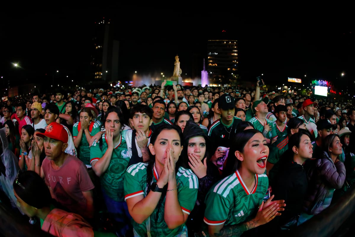 AME7818. GUADALAJARA (MÉXICO), 05/07/2026.- Aficionados de México reaccionan este domingo, durante un partido por los octavos de final del Mundial de la FIFA 2026 entre México e Inglaterra, en la glorieta de La Minerva en Guadalajara (México). EFE/ Francisco Guasco