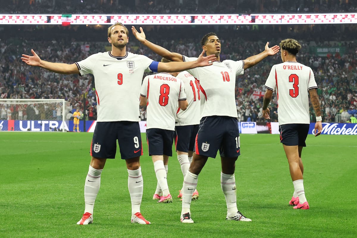 GR1109. CIUDAD DE MÉXICO (MÉXICO), 05/07/2026.- Harry Kane (i) y Jude Bellingham (c) de Inglaterra celebran un gol este domingo, en un partido por los octavos de final del Mundial de la FIFA 2026 entre México e Inglaterra en el estadio Azteca en Ciudad de México (México). La amenaza de una tormenta ha puesto en riesgo el inicio a tiempo del partido. EFE/ Alex Cruz