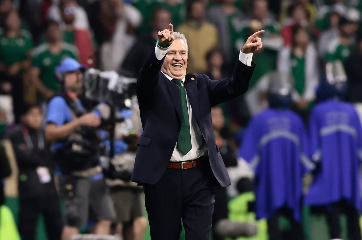 GR1152. CIUDAD DE MÉXICO (MÉXICO), 05/07/2026.- El seleccionador de México Javier Aguirre dirige este domingo, en un partido de los octavos de final del Mundial de la FIFA 2026 entre México e Inglaterra en el estadio Azteca en la Ciudad de México (México).EFE/ José Méndez