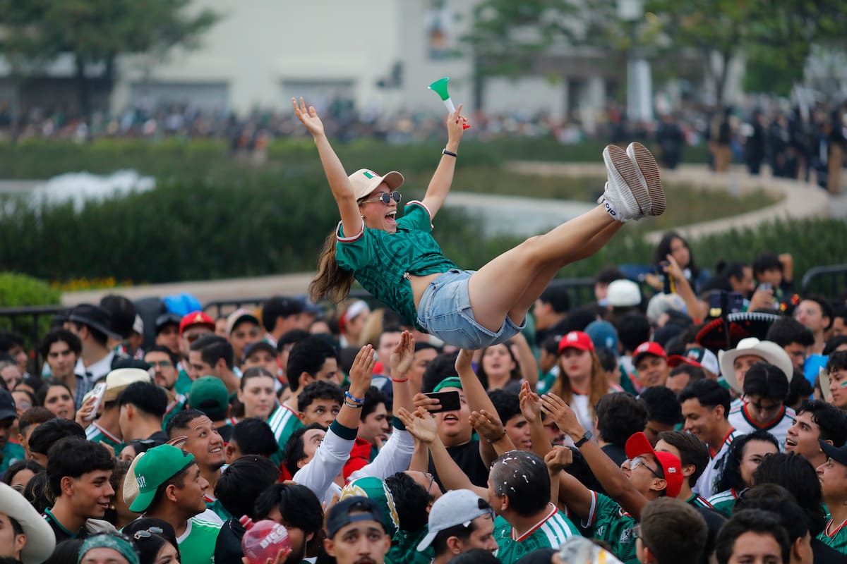 AME7818. GUADALAJARA (MÉXICO), 05/07/2026.- Aficionados de México reaccionan este domingo, durante un partido por los octavos de final del Mundial de la FIFA 2026 entre México e Inglaterra, en la glorieta de La Minerva en Guadalajara (México). EFE/ Francisco Guasco