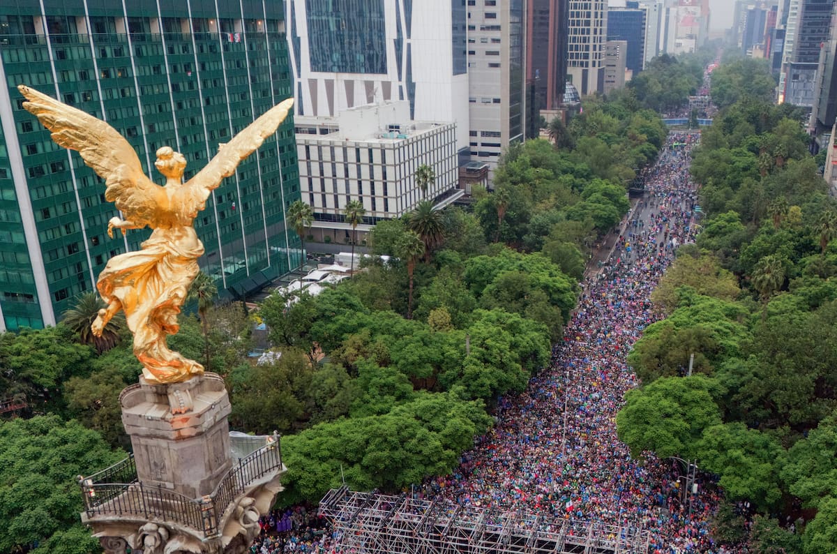 FOTODELDÍA MEX7232. CIUDAD DE MÉXICO (MÉXICO), 05/07/2026.- Fotografía aérea que muestra a aficionados de México este domingo, previo a un partido por los octavos de final del Mundial de la FIFA 2026 entre México e Inglaterra, en el Angel de la Independencia en Ciudad de México (México). EFE/ Tomás Pérez