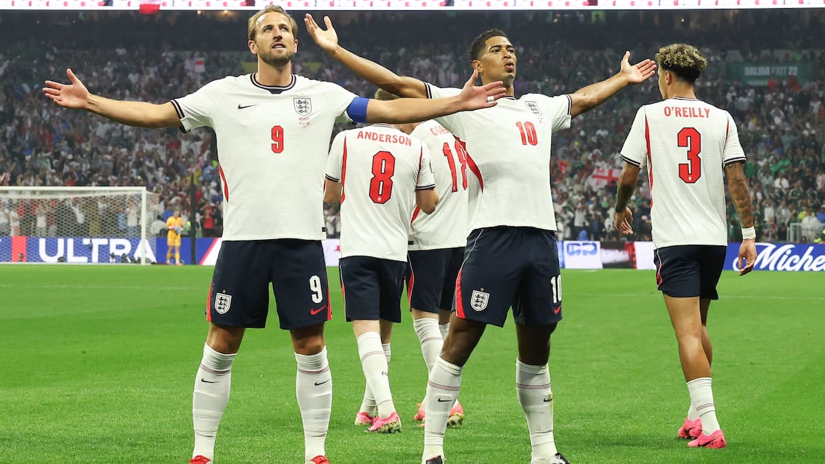 GR1109. CIUDAD DE MÉXICO (MÉXICO), 05/07/2026.- Harry Kane (i) y Jude Bellingham (c) de Inglaterra celebran un gol este domingo, en un partido por los octavos de final del Mundial de la FIFA 2026 entre México e Inglaterra en el estadio Azteca en Ciudad de México (México). La amenaza de una tormenta ha puesto en riesgo el inicio a tiempo del partido. EFE/ Alex Cruz