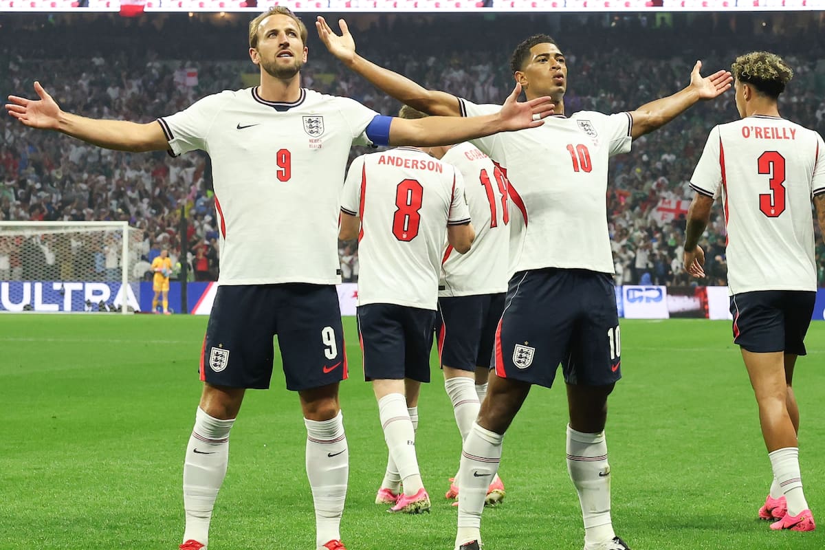 GR1109. CIUDAD DE MÉXICO (MÉXICO), 05/07/2026.- Harry Kane (i) y Jude Bellingham (c) de Inglaterra celebran un gol este domingo, en un partido por los octavos de final del Mundial de la FIFA 2026 entre México e Inglaterra en el estadio Azteca en Ciudad de México (México). La amenaza de una tormenta ha puesto en riesgo el inicio a tiempo del partido. EFE/ Alex Cruz