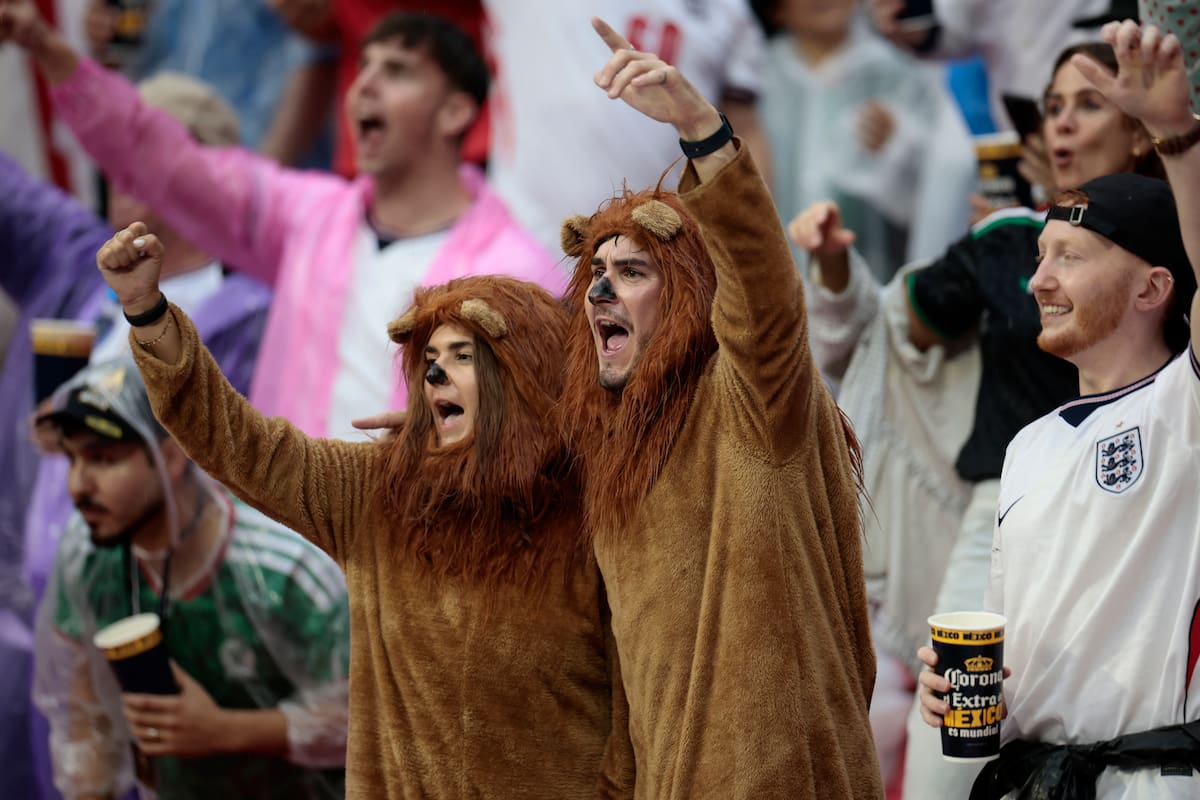 GR1045. CIUDAD DE MÉXICO (MÉXICO), 05/07/2026.- Hinchas de Inglaterra animan este domingo, antes de un partido de los octavos de final del Mundial de la FIFA 2026 entre México e Inglaterra en el estadio Azteca en la Ciudad de México (México). EFE/ José Méndez