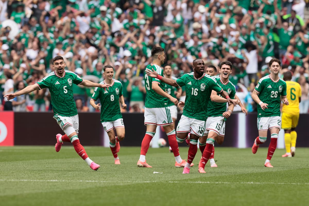 GR4212. CIUDAD DE MÉXICO (MÉXICO), 11/06/2026.- Julián Quiñones (3-d) de México celebra un gol este jueves, durante un partido del grupo A del Mundial de la FIFA 2026 entre México y Sudáfrica en el estadio Ciudad de México (México). EFE/ José Méndez