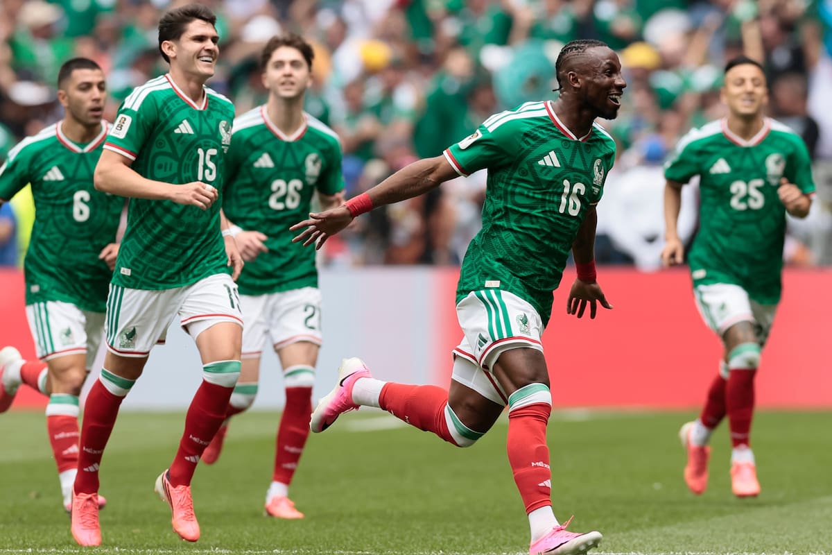 GR4212. CIUDAD DE MÉXICO (MÉXICO), 11/06/2026.- Julián Quiñones (d) de México celebra un gol este jueves, durante un partido del grupo A del Mundial de la FIFA 2026 entre México y Sudáfrica en el estadio Ciudad de México (México). EFE/ José Méndez