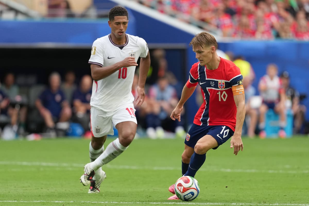 GR6027. MIAMI (ESTADOS UNIDOS), 11/07/2026.- Martin Ødegaard (d) de Noruega disputa el balón con Jude Bellingham de Inglaterra este sábado, en el partido de cuartos de final del Mundial de la FIFA 2026 entre Noruega e Inglaterra en el estadio Hard Rock en Miami (Estados Unidos). EFE/ Octavio Guzmán