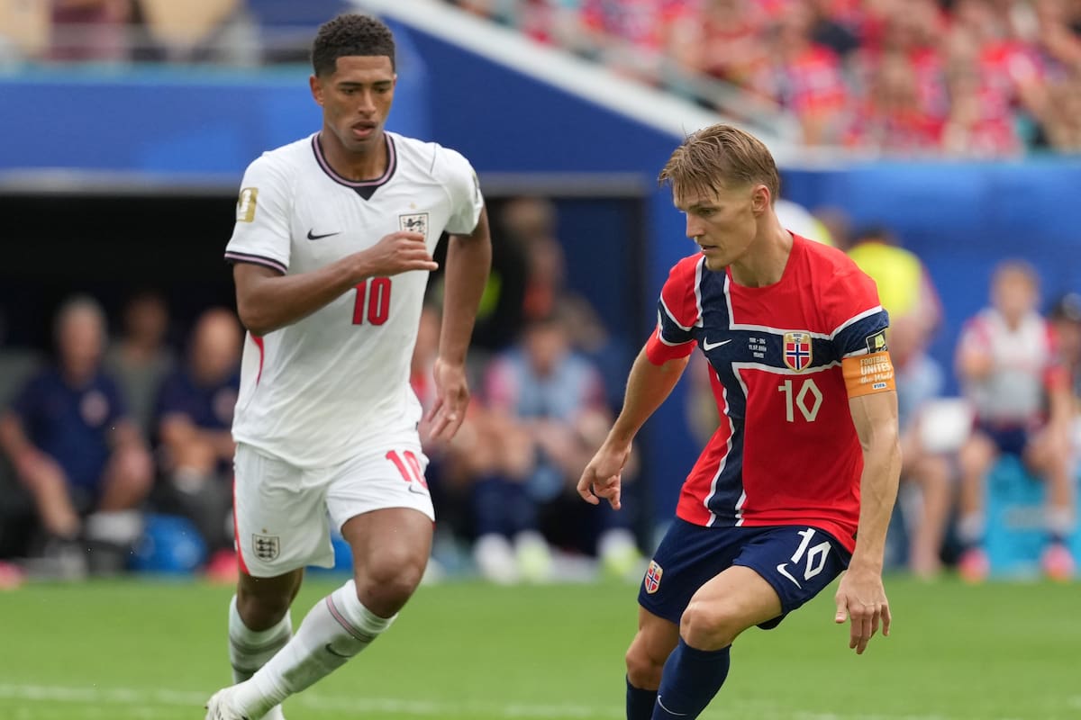 GR6027. MIAMI (ESTADOS UNIDOS), 11/07/2026.- Martin Ødegaard (d) de Noruega disputa el balón con Jude Bellingham de Inglaterra este sábado, en el partido de cuartos de final del Mundial de la FIFA 2026 entre Noruega e Inglaterra en el estadio Hard Rock en Miami (Estados Unidos). EFE/ Octavio Guzmán