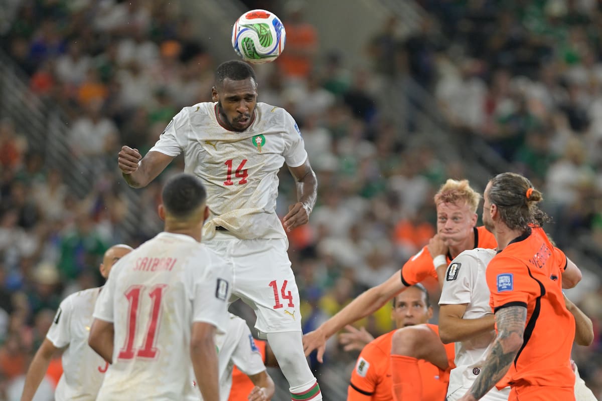 GR2038. MONTERREY (MÉXICO), 29/06/2026.- Issa Diop (2-i) de Marruecos cabecea un balón este lunes, en un partido de los dieciseisavos de final del Mundial de la FIFA 2026 entre Países Bajos y Marruecos en el estadio BBVA en Monterrey (México). EFE/ Miguel Sierra