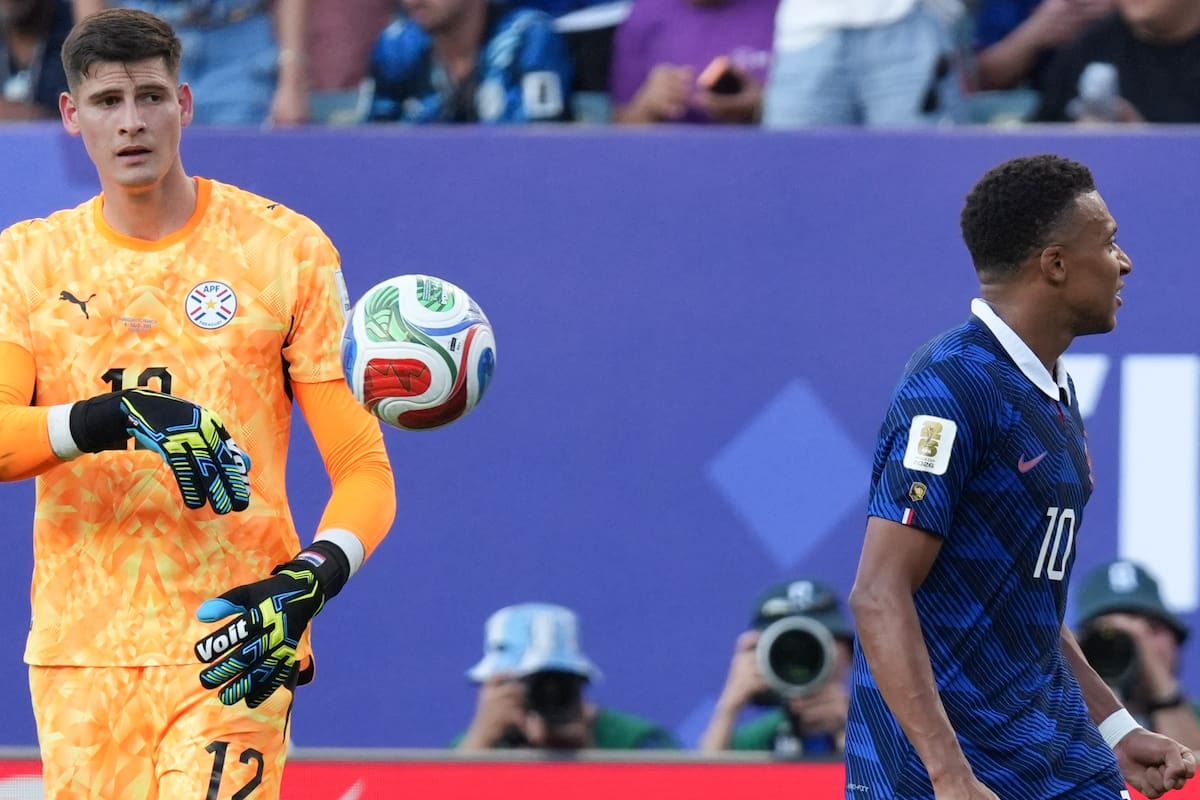 GR7027. FILADELFIA (ESTADOS UNIDOS), 04/07/2026.- Orlando Gill (i) de Paraguay y Kylian Mbappe de Francia reaccionan este sábado, en un partido por los octavos de final del Mundial de la FIFA 2026 entre Paraguay y Francia en el estadio de Filadelfia (Estados Unidos). EFE/ Angel Colmenares