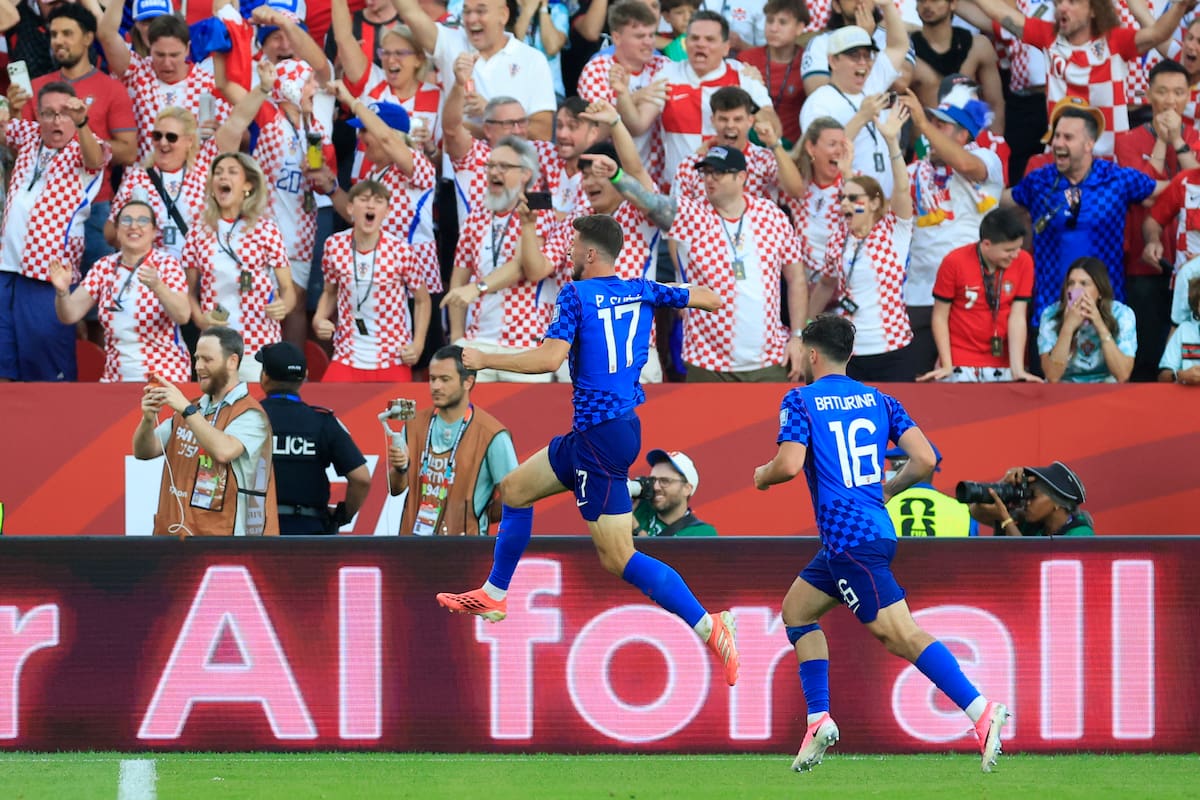 Petar Sucic (c) de Croacia celebra un gol anotado por Ivan Perisic este jueves, en un partido del Mundial de la FIFA 2026 entre Portugal y Croacia en el estadio BMO en Toronto (Canadá). EFE/ Bienvenido Velasco
