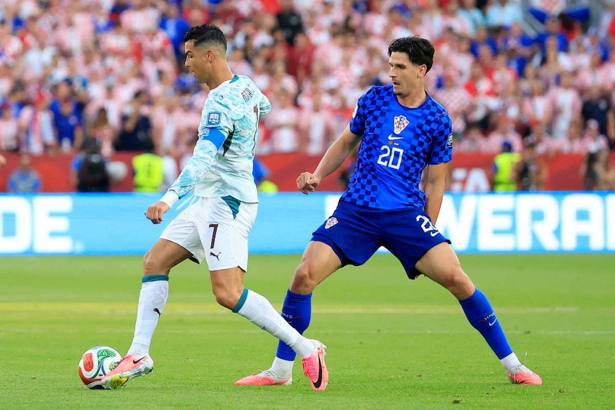 GR5053. TORONTO (CANADÁ), 02/07/2026.- Cristiano Ronaldo (i) de Portugal disputa el balón con Igor Matanovic de Croacia este jueves, en un partido del Mundial de la FIFA 2026 entre Portugal y Croacia en el estadio BMO en Toronto (Canadá). EFE/ Bienvenido Velasco
