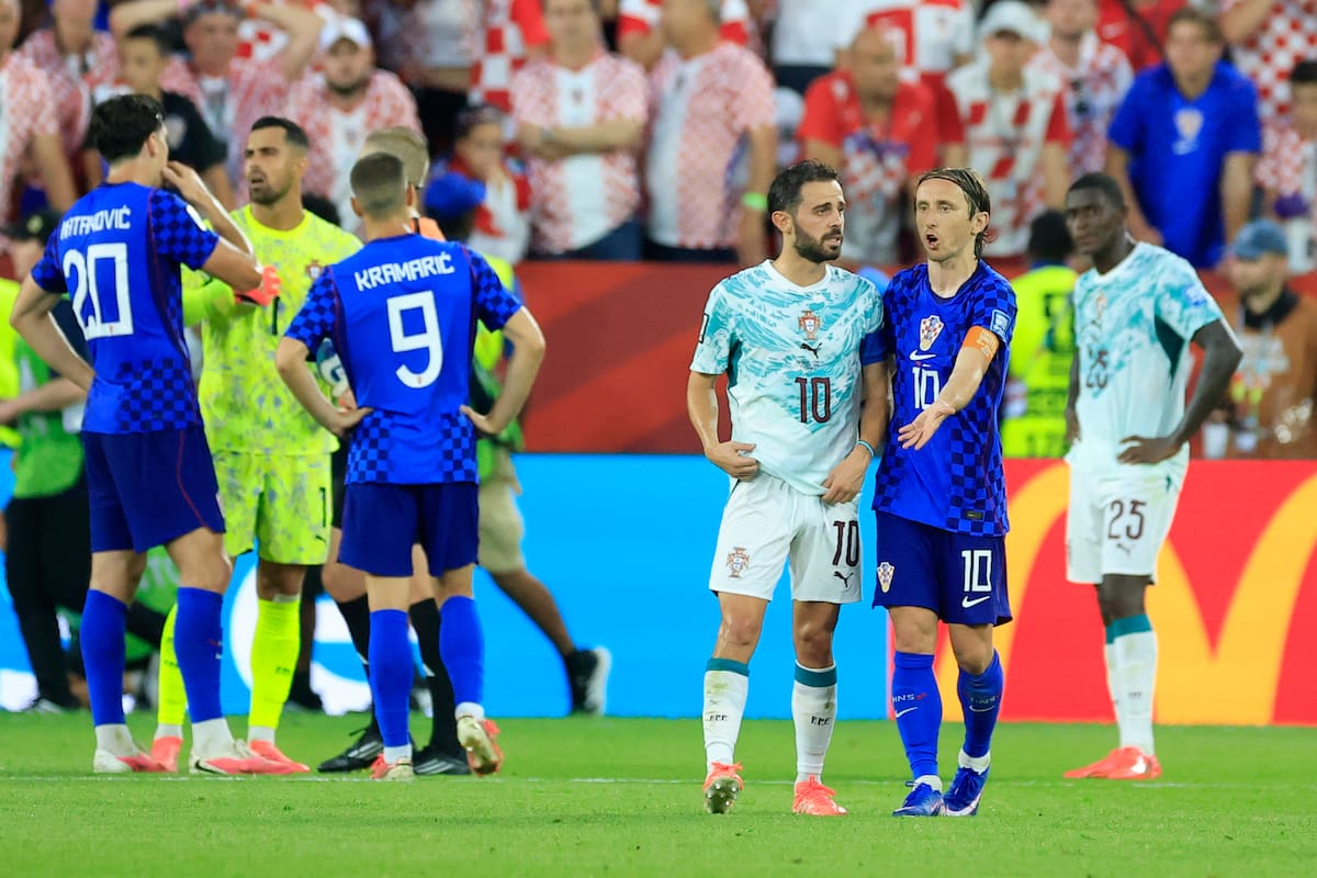 GR5127. TORONTO (CANADÁ), 02/07/2026.- Bernardo Silva (i) de Portugal habla con Luka Modric de Croacia este jueves, al final de un partido del Mundial de la FIFA 2026 entre Portugal y Croacia en el estadio BMO en Toronto (Canadá). EFE/ Bienvenido Velasco