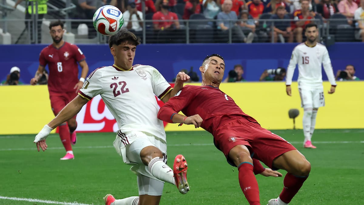 AMDEP8381. ARLINGTON (ESTADOS UNIDOS), 06/07/2026.- Cristiano Ronaldo (d) de Portugal disputa el balón con Pau Cubarsí de España este lunes, en un partido de los octavos de final del Mundial de la FIFA 2026 entre Portugal y España en el estadio AT&T en Arlington (Estados Unidos). EFE/ Lavandeira Jr