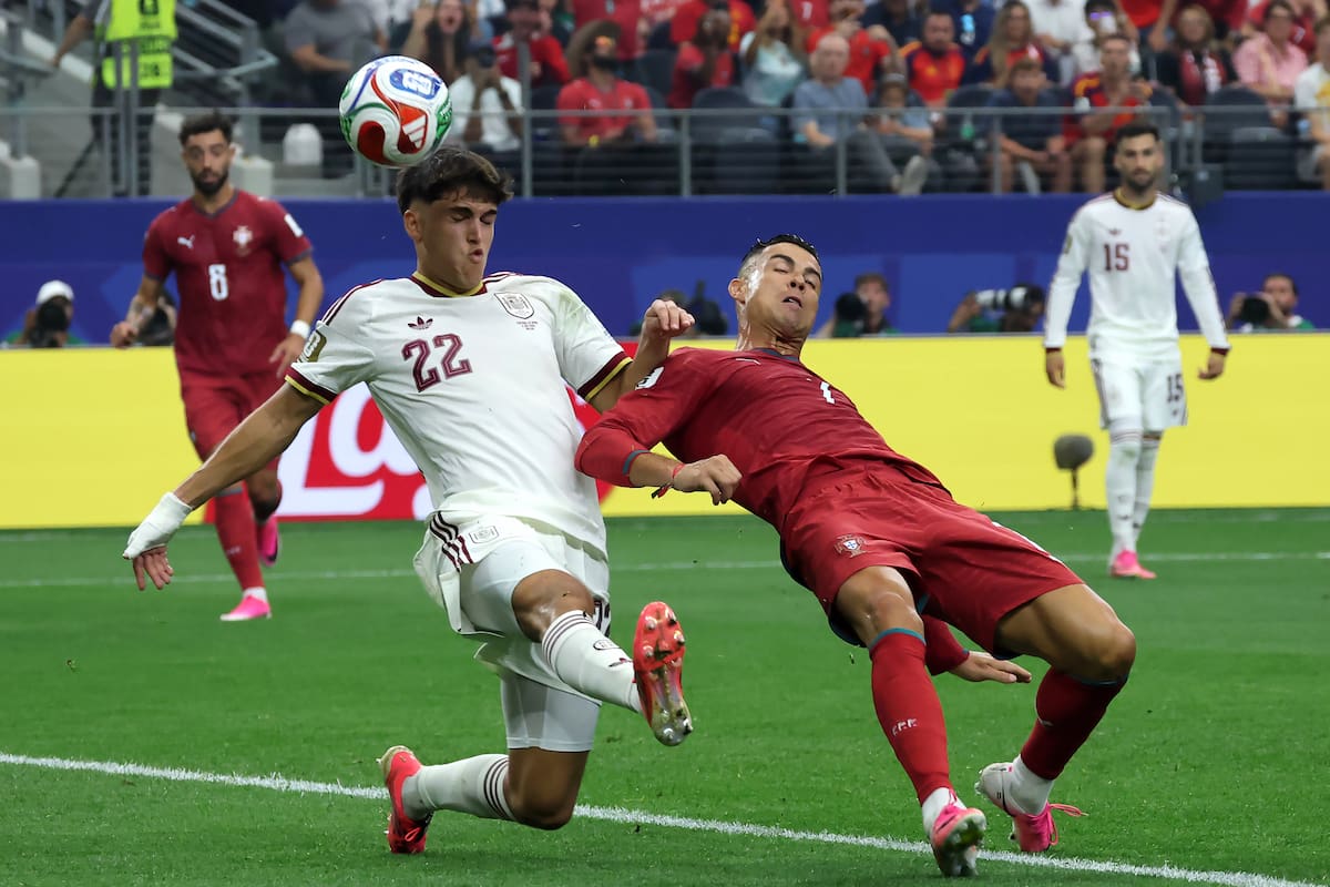 AMDEP8381. ARLINGTON (ESTADOS UNIDOS), 06/07/2026.- Cristiano Ronaldo (d) de Portugal disputa el balón con Pau Cubarsí de España este lunes, en un partido de los octavos de final del Mundial de la FIFA 2026 entre Portugal y España en el estadio AT&T en Arlington (Estados Unidos). EFE/ Lavandeira Jr