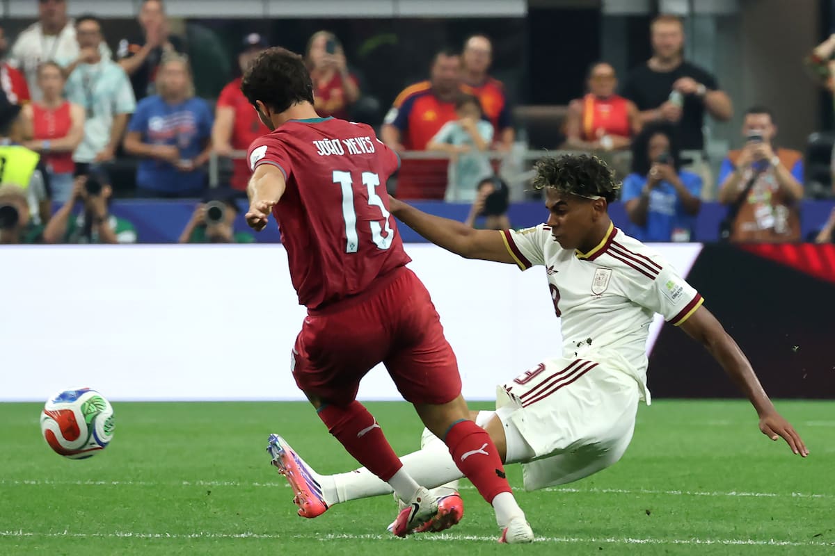 AMDEP8383. ARLINGTON (ESTADOS UNIDOS), 06/07/2026.- João Neves (i) de Portugal disputa el balón con Lamine Yamal de España este lunes, en un partido de los octavos de final del Mundial de la FIFA 2026 entre Portugal y España en el estadio AT&T en Arlington (Estados Unidos). EFE/ Lavandeira Jr