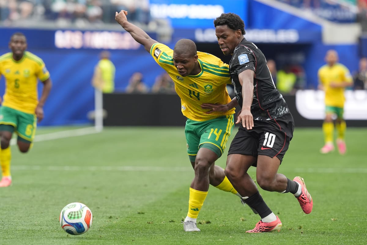 GR7485. LOS ÁNGELES (ESTADOS UNIDOS), 28/06/2026.- Mbekezeli Mbokazi (i) de Sudáfrica disputa un balón con Jonathan David de Canadá este domingo, en un partido por los dieciseisavos de final del Mundial de la FIFA 2026 entre Sudáfrica y Canadá en el estadio SoFi en Los Ángeles (Estados Unidos). EFE/ Omar Alonso