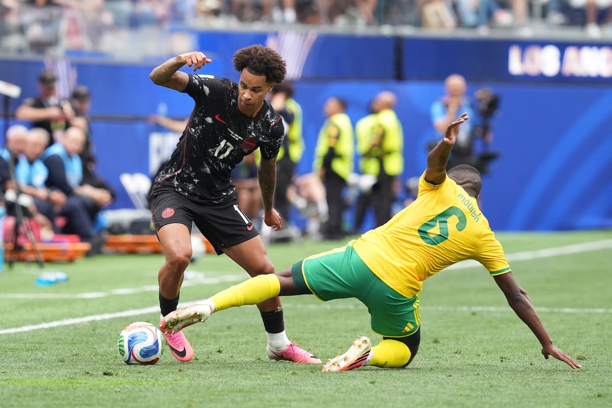 GR7485. LOS ÁNGELES (ESTADOS UNIDOS), 28/06/2026.- Aubrey Modiba (d) de Sudáfrica disputa un balón con Tajon Buchanan de Canadá este domingo, en un partido por los dieciseisavos de final del Mundial de la FIFA 2026 entre Sudáfrica y Canadá en el estadio SoFi en Los Ángeles (Estados Unidos). EFE/ Omar Alonso