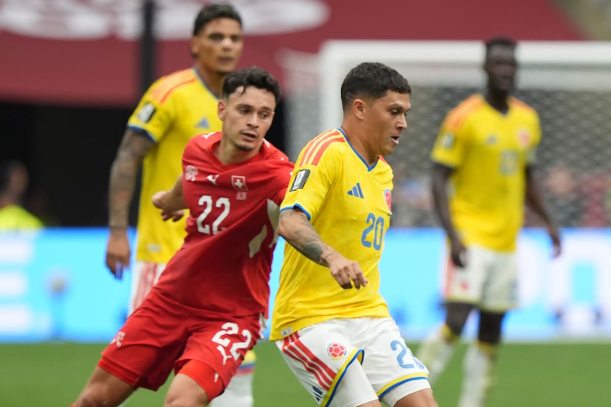 AMDEP8487. VANCOUVER (CANADÁ), 07/07/2026.- Fabian Rieder (i) de Suiza disputa el balón con Juan Fernando Quintero de Colombia este martes, en un partido de los octavos de final del Mundial de la FIFA 2026 entre Suiza y Colombia en el estadio BC Place en Vancouver (Canadá). EFE/ Omar Alonso