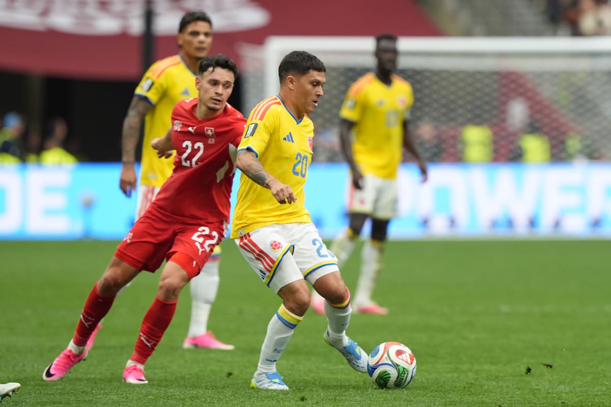 AMDEP8487. VANCOUVER (CANADÁ), 07/07/2026.- Fabian Rieder (i) de Suiza disputa el balón con Juan Fernando Quintero de Colombia este martes, en un partido de los octavos de final del Mundial de la FIFA 2026 entre Suiza y Colombia en el estadio BC Place en Vancouver (Canadá). EFE/ Omar Alonso