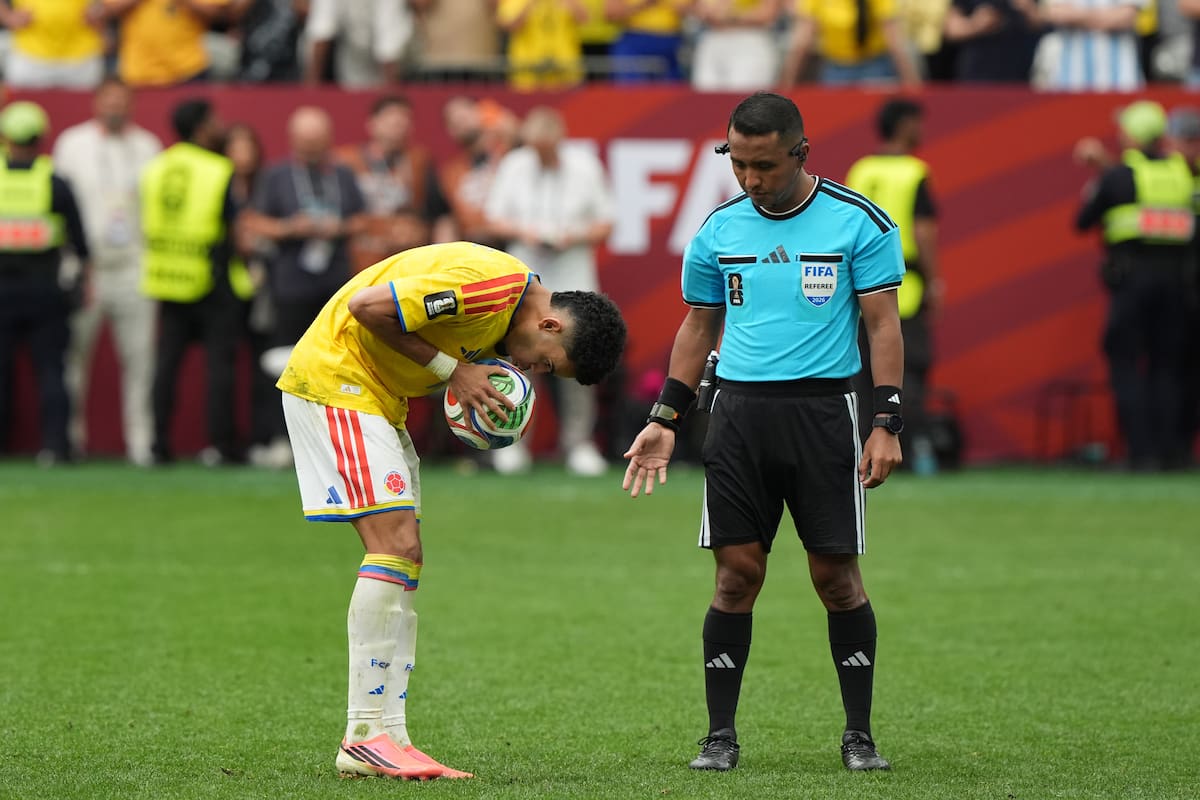 AMDEP8489. VANCOUVER (CANADÁ), 07/07/2026.- Luis Díaz de Colombia se prepara para cobrar un penalti este martes, en un partido de los octavos de final del Mundial de la FIFA 2026 ante Suiza en el estadio BC Place en Vancouver (Canadá). EFE/ Omar Alonso