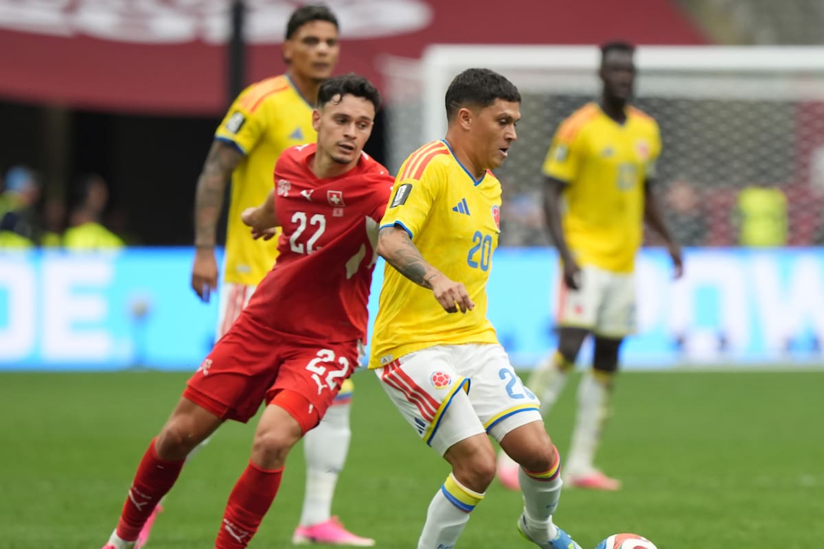 AMDEP8487. VANCOUVER (CANADÁ), 07/07/2026.- Fabian Rieder (i) de Suiza disputa el balón con Juan Fernando Quintero de Colombia este martes, en un partido de los octavos de final del Mundial de la FIFA 2026 entre Suiza y Colombia en el estadio BC Place en Vancouver (Canadá). EFE/ Omar Alonso