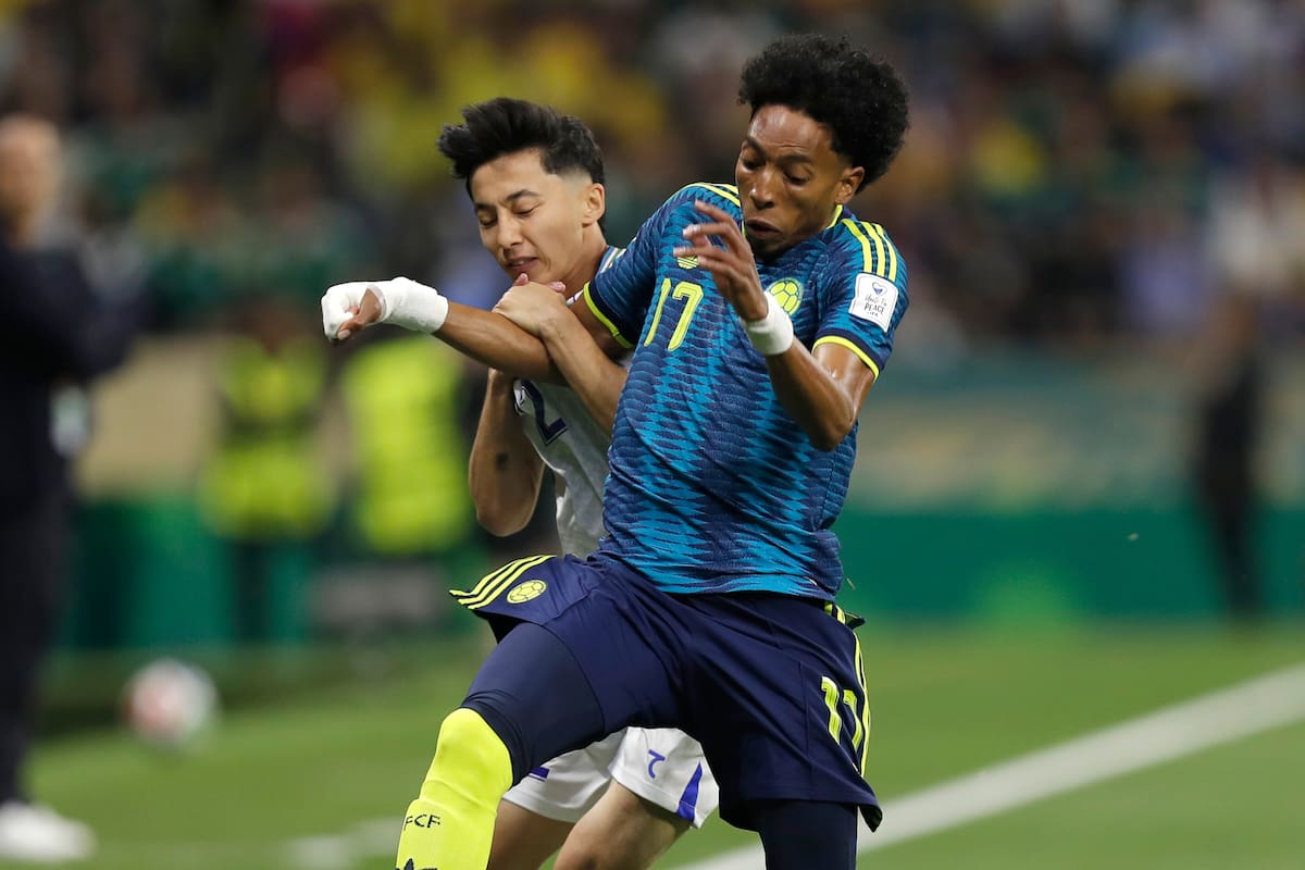 GR4212. CIUDAD DE MÉXICO (MÉXICO), 17/06/2026.- Abbosbek Fayzullaev (i) de Uzbekistán disputa un balón con Johan Mojica este miércoles, en un partido del grupo K del Mundial de la FIFA 2026 entre Uzbekistán y Colombia, en el estadio Azteca en Ciudad de México (México). EFE/ Isaac Esquivel