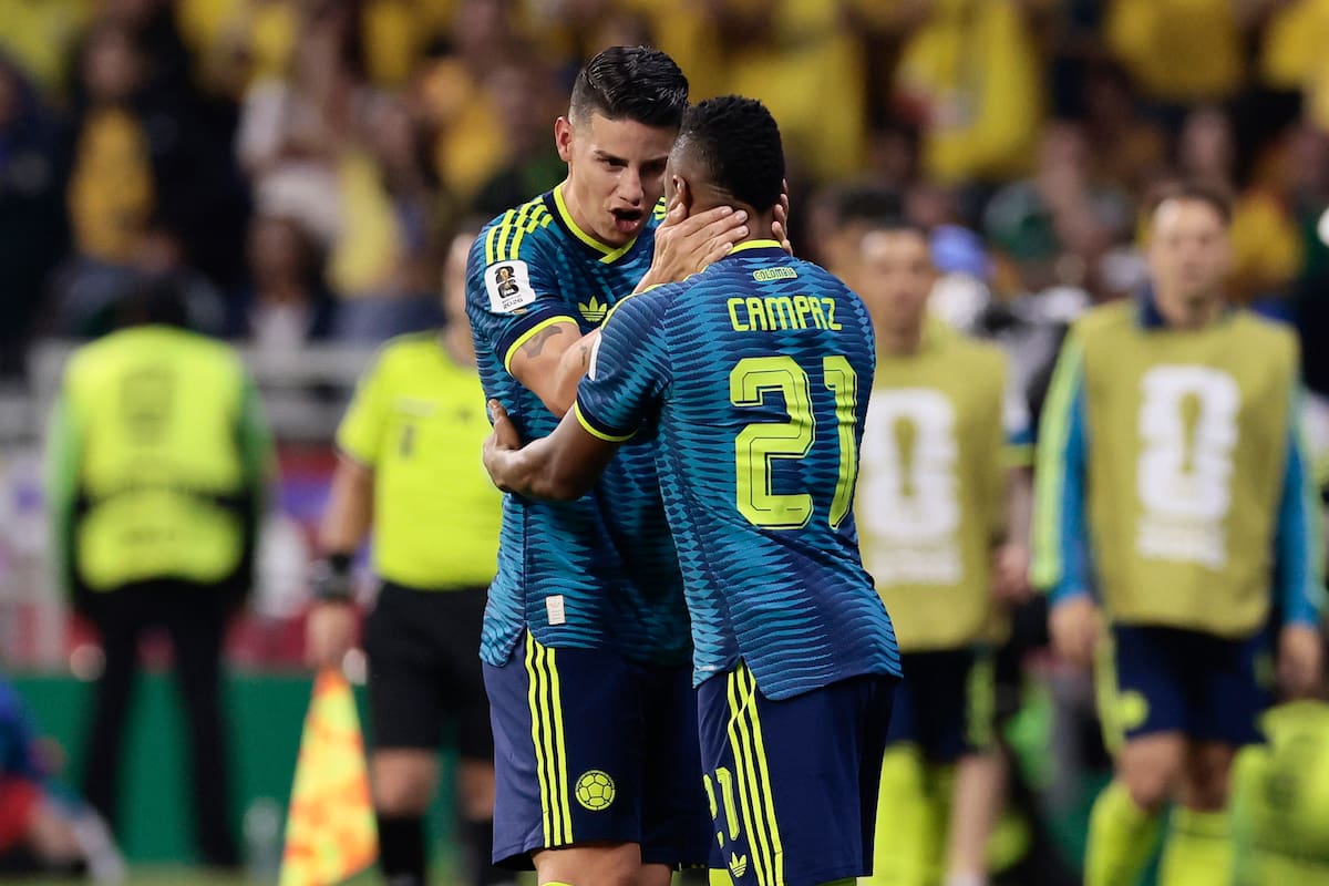 GR4405. CIUDAD DE MÉXICO (MÉXICO), 17/06/2026.- James Rodríguez (i) y Jaminton Campaz de Colombia reaccionan este miércoles, en un partido del grupo K del Mundial de la FIFA 2026 entre Uzbekistán y Colombia, en el estadio Azteca en Ciudad de México (México). EFE/ José Méndez