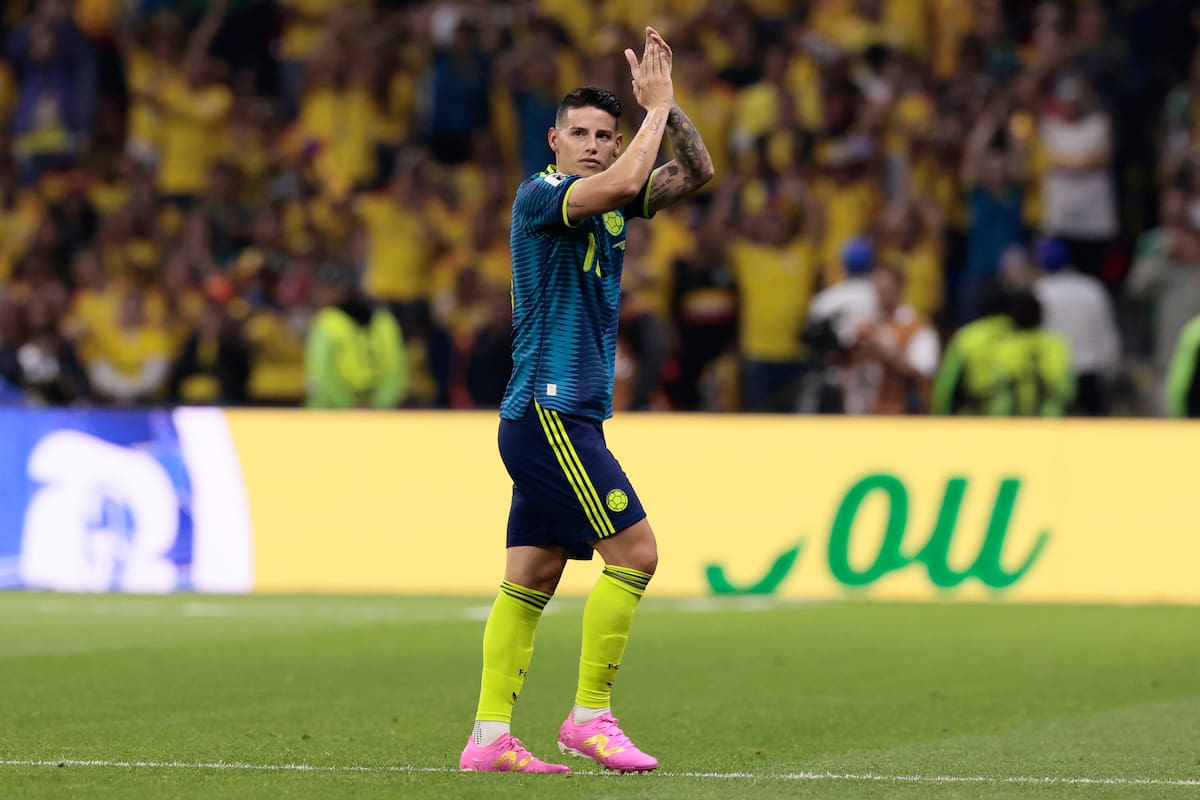 GR4212. CIUDAD DE MÉXICO (MÉXICO), 17/06/2026.- James Rodríguez de Colombia aplaude a su salida este miércoles, de un partido del grupo K del Mundial de la FIFA 2026 entre Uzbekistán y Colombia, en el estadio Azteca en Ciudad de México (México). EFE/ José Méndez