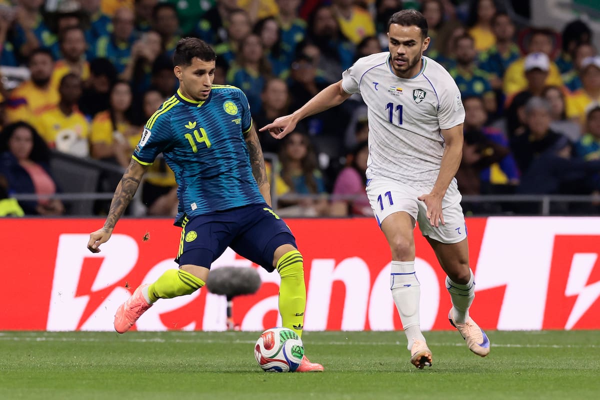 GR4212. CIUDAD DE MÉXICO (MÉXICO), 17/06/2026.- Oston Urunov (d) de Uzbekistán disputa un balón con Gustavo Puerta este miércoles, en un partido del grupo K del Mundial de la FIFA 2026 entre Uzbekistán y Colombia, en el estadio Azteca en Ciudad de México (México). EFE/ José Méndez