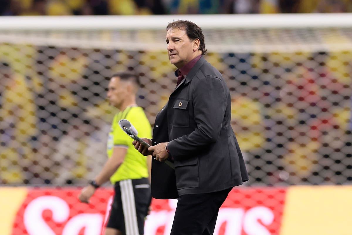 GR4364. CIUDAD DE MÉXICO (MÉXICO), 17/06/2026.- El selecionador de Colombia, Néstor Lorenzo, reacciona este miércoles en un partido del grupo K del Mundial de la FIFA 2026 entre Uzbekistán y Colombia, en el estadio Azteca en Ciudad de México (México). EFE/ José Méndez