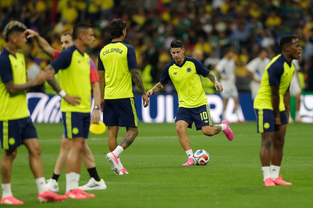 GR4212. CIUDAD DE MÉXICO (MÉXICO), 17/06/2026.- James Rodríguez de Colombia patea un balón durante un calentamiento este miércoles, previo a un partido del grupo K del Mundial de la FIFA 2026 entre Uzbekistán y Colombia, en el estadio Azteca en Ciudad de México (México). EFE/ Isaac Esquivel