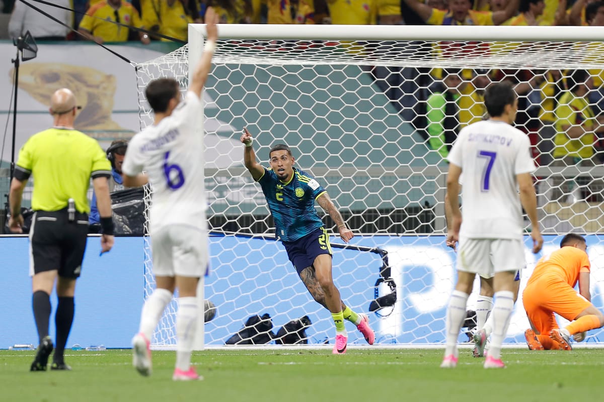 GR4323. CIUDAD DE MÉXICO (MÉXICO), 17/06/2026.- Daniel Muñoz (c) celebra un gol este miércoles, en un partido del grupo K del Mundial de la FIFA 2026 entre Uzbekistán y Colombia, en el estadio Azteca en Ciudad de México (México). EFE/ Isaac Esquivel