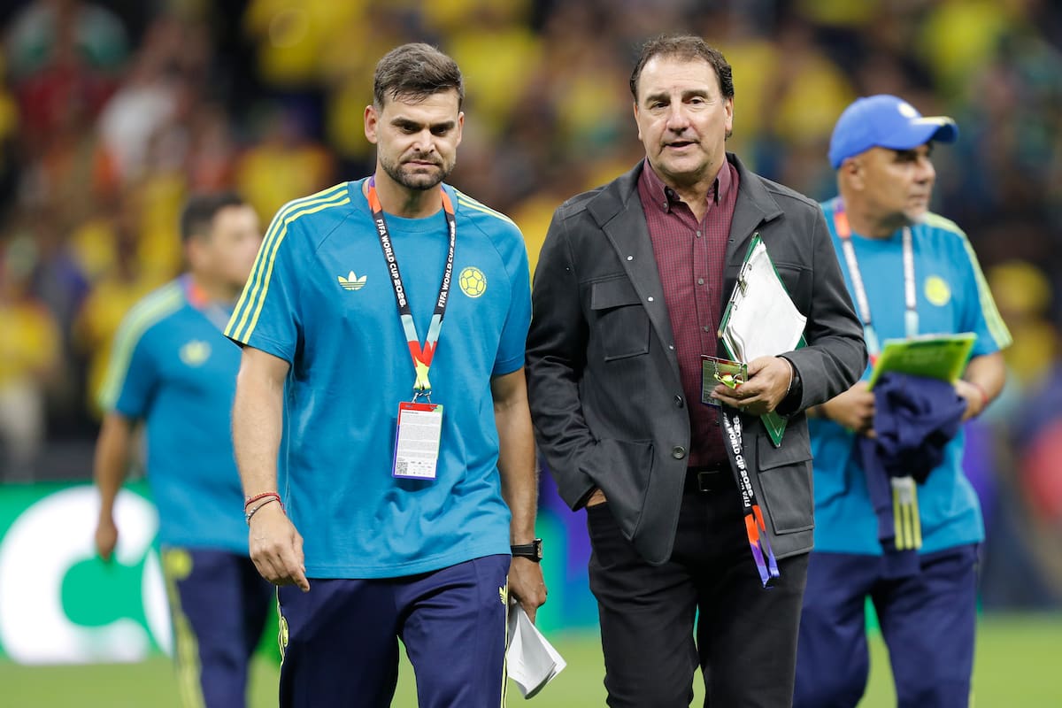 GR4257. CIUDAD DE MÉXICO (MÉXICO), 17/06/2026.- El seleccionador de Colombia, Néstor Lorenzo (d), camina hacia el banco este miércoles, en un partido del grupo K del Mundial de la FIFA 2026 entre Uzbekistán y Colombia, en el estadio Azteca en Ciudad de México (México). EFE/ Isaac Esquivel