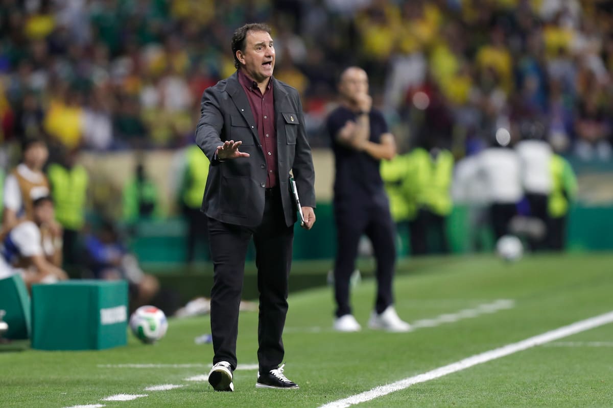 GR4257. CIUDAD DE MÉXICO (MÉXICO), 17/06/2026.- El seleccionador de Colombia, Néstor Lorenzo, da indicaciones este miércoles, en un partido del grupo K del Mundial de la FIFA 2026 entre Uzbekistán y Colombia, en el estadio Azteca en Ciudad de México (México). EFE/ Isaac Esquivel