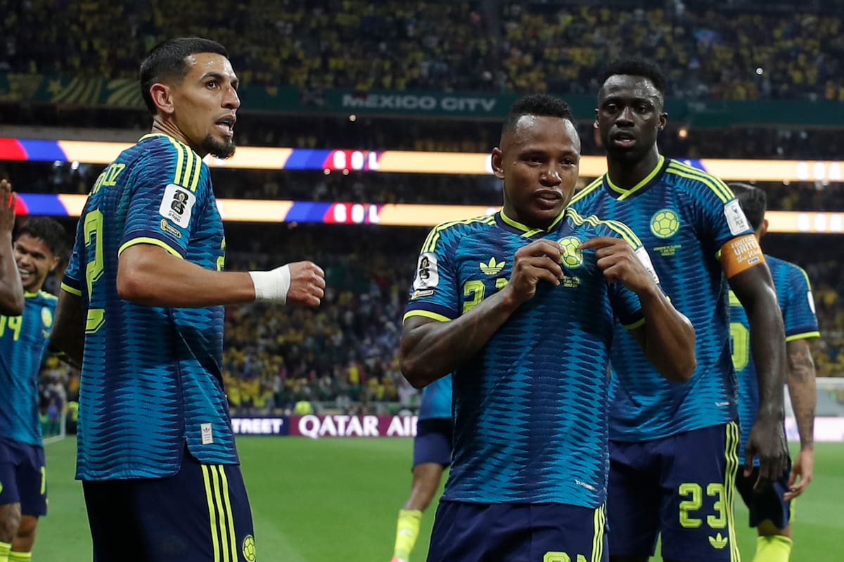GR4212. CIUDAD DE MÉXICO (MÉXICO), 17/06/2026.- Jaminton Campaz (c) de Colombia celebra un gol este miércoles, en un partido del grupo K del Mundial de la FIFA 2026 entre Uzbekistán y Colombia, en el estadio Azteca en Ciudad de México (México). EFE/ Isaac Esquivel